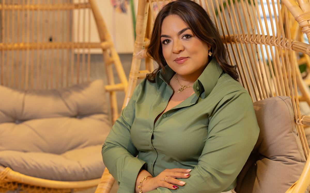 Juliana Arango sentada en una silla de mimbre